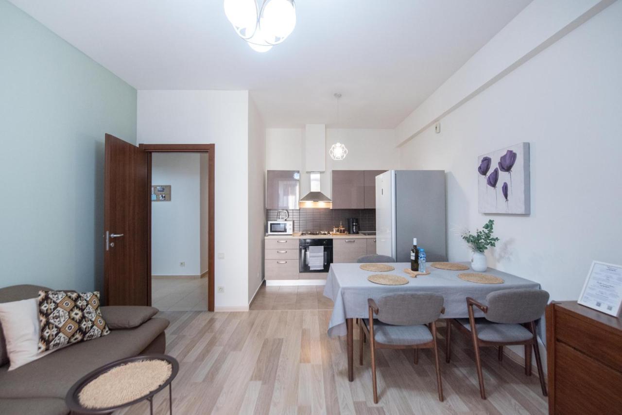 Gg Home - Cozy 2-Bedroom Apartment On Givi Kartozia Тбилиси Екстериор снимка